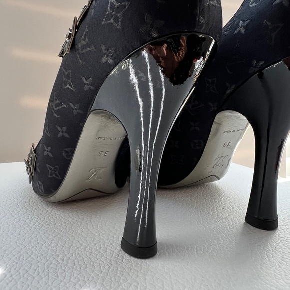 Louis Vuitton - Vintage Logo Monogram Pumps in Patent Leather/Satin/Charms Sz 38 - Picture 11 of 16